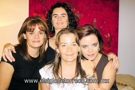 REUNIÓN ENTRE PRIMAS
.Pily, Lupita, Malú y Ana Claudia Arteaga Bollain y Goytia.
