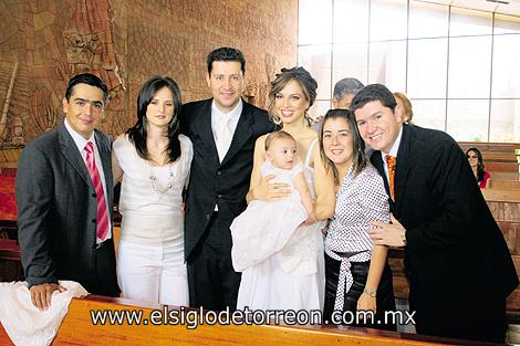 HERMOSO BAUTIZO
Sandra, Malú, Ana Claudia, Tensy, Katy, Pily, Luciana, Raquel, Lupita e Ileana.
Francisco Obeso, Maite Cobián de Obeso, Antonio Kuri González, Sandra Hoffman de Kuri con su hijo Antonio, Nancy García de Ruíz y Fernando Ruíz
