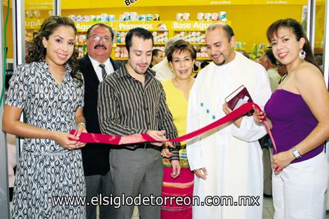 APERTURA DE NEGOCIO FAMILIAR
La familia Castañeda Rojas cortando el listón inaugural.
