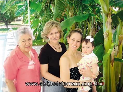 Cuatro generaciones: Ofelia Ezquerra de Pereda, Elvia Pereda E., Zuriñe Ibarreche P. y Roberta Soto Ibarreche.