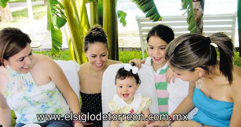 En el marco de la primera comunión, Roberta festejó su primer año en compañia de Claudia Pereda, su mamá Suriñe, Camila Pereda y Ana Paty Pereda