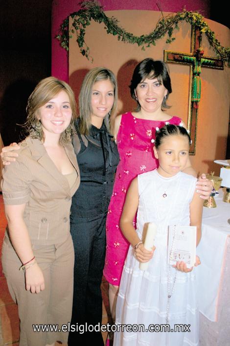 FELIZ EN SU PRIMERA COMUNIÓN
Tamara García Pereda junto a su mamá, Dulce Pereda Ezquerra y sus madrinas Mariana y Ana Paty Pereda.