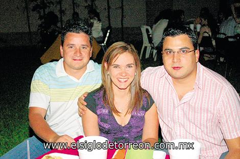 Eduardo Villalobos, Marthy Dávila y Alberto Villalobos.