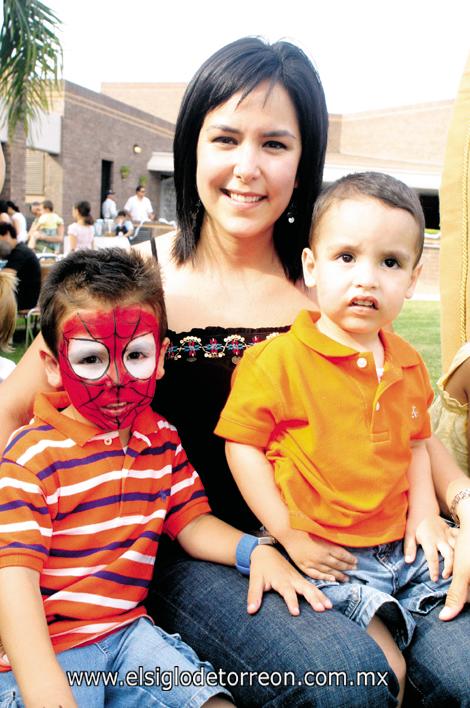 Ana María Sánchez de García, Santiago y Pato García Sánchez.