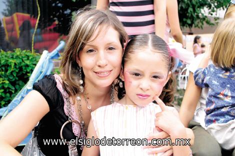Martha A. de Puentes y Pamela Puentes.