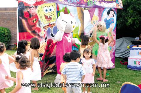 La festejada junto a sus invitados disfrutando del espectáculo infantil.