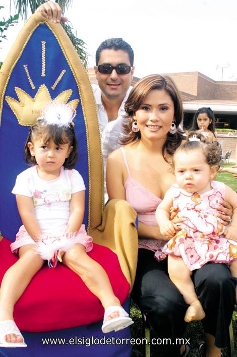 ISABELLA CUMPLE 3 AÑOS
Eduardo Anaya Kessler y Massiel Manzanera de Anaya con sus hijas Isabella y Daniela Anaya Manzanera.