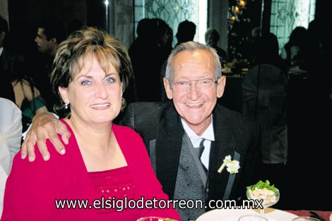 Carmen Grageda de Cofiño y Javier Cofiño Saldivar, papás de la novia.