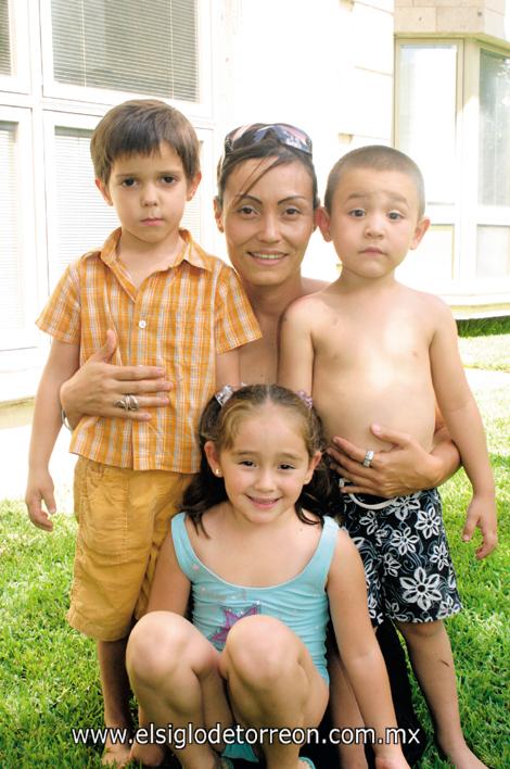 Verónica Corral con los niños Ricardo Arenal, Ricardo Guerrero y Paulina González.