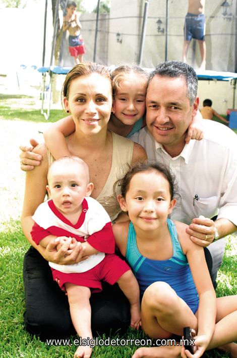 Mayra Corral de González y Javier González Dueñes con sus hijos Paulina, Luisa Fernanda y Javier González Corral.