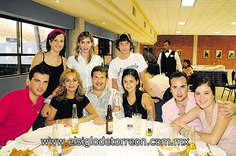 Paty Llama, Myri Martínez, Sebastián Lorda, Fernando Llama, Myriam Pérez, Fernando Llama, Sofía Martínez, Mario Martínez Pérez y Lorena Llama.