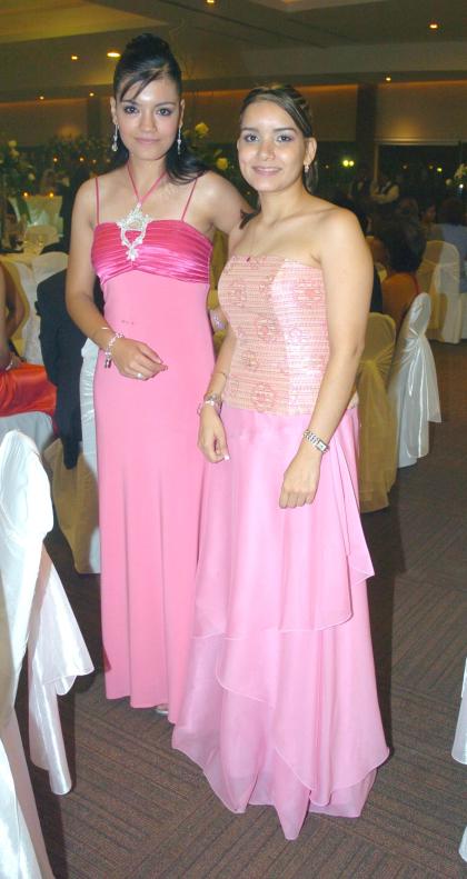 01082006

Karina Villalobos y la hermana de la novia Mónica Márquez.