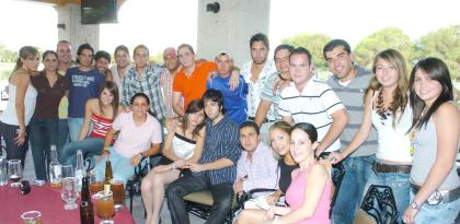 01082006

Roy Dingler, con sus amigos en el festejo que preparó con motivo de su cumpleaños.