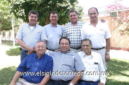 02082006
Francisco Campa en compañía de sus hermanos Salvador, Alfredo, Fernando, Alberto, Alfonso y Enrique Campa Martínez.