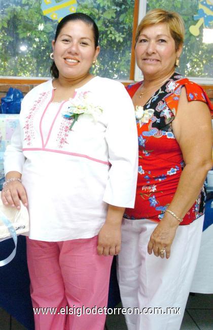 02082006
Yadira Cruz de Rojas en compañía de Leticia Prieto, quien le organizó una fiesta de regalos en honor del bebé que espera.