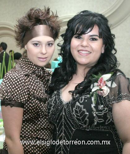 02082006
La festejada junto a su prima, Bárbara Lozano Herrera.