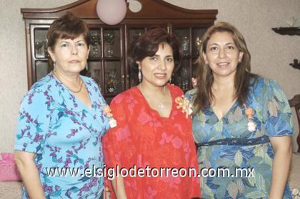 04082006 
Lourdes Vázquez y Gabriela Huerta le organizaron una fiesta de canastilla a Carmen Adali por el próximo nacimiento de su primera nenita