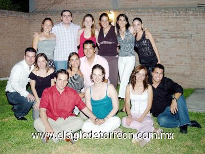 04082006  Mary Carmen Chávez Villarreal y Humberto Hernández González acompañados por un grupo de amigos en su última despedida
