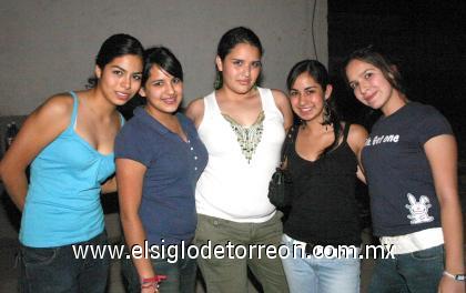07082006
Mariana Velázquez Galván acompañada por sus amigas, en la fiesta de cumpleaños que se le ofreció recientemente.