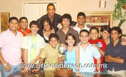 08082006
Pablo Montes Ulloa acompañado por un grupo de amigos y primos, en la fiesta que se le organizó con motivo de su cumpleaños.