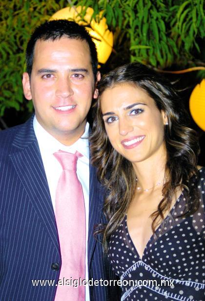 10082006
Daniela junto a su novio Rogelio Cuéllar García.