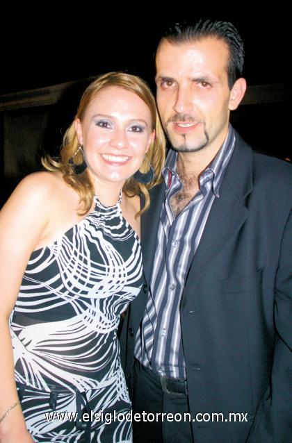 10082006
Zoyla Valdez y Miguel Batarse.