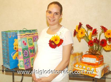 10082006
Por el próximo nacimiento de su bebé, Lucero Torres de Jaik disfrutó de una fiesta de canastilla que le organizó Mariana Duéñez de Batarse, en la que recibió bonitos detalles.
