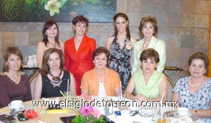 10082006
Diana Hernández, Vene Kondo de Sañudo, Margot de Hernández, Olga de Lagarde, Tuty Mery, Blanca Orozco, Rosalinda de Jiménez y Tata de Fernández acompañaron en su despedida de soltera a Olga Lagarde Espinosa.