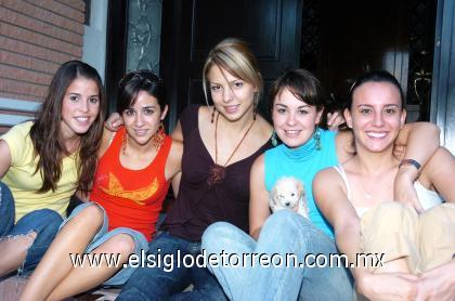 05082006 

 Bárbara Martínez, Dora Martínez, Bárbara Denigris y Andrea Monroy le organizaron una despedida a Luz Arely Astorga con motivo de su próximo viaje