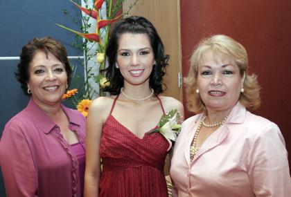 05082006 
Elena Saldívar Ortiz en compañía de las organizadoras de su fiesta de despedida