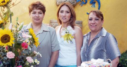 05082006
 Mireya Briones y Esperanza Gutiérrez le ofrecieron una despedida de soltera a Lizeth Palmnares Briobes