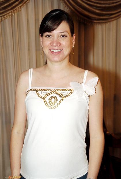 05082006 

 Ana Elisa Viesca de Fernández espera el nacimiento de su primer bebé por lo cual le prepararon una fiesta