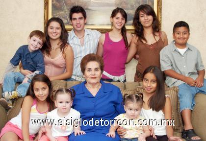 05082006 

 Doña Salomé Sánchez de Martínez junto a sus nietos