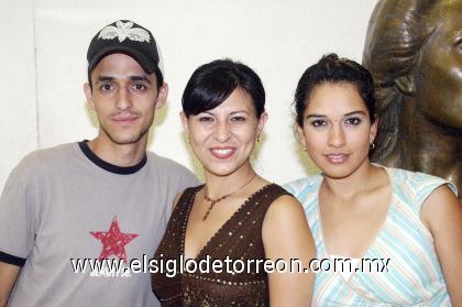 06082006 
Óscar Alvarado, Lorena Díaz y Miriam Aldana.