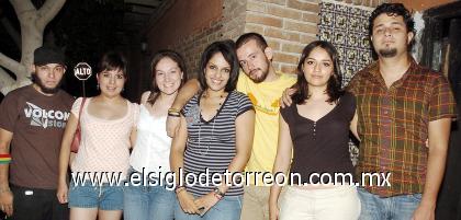 06082006 
Karla Gabriela Lam Haces Gil junto a sus amigos en una fiesta.