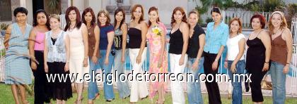 06082006 
Ruth Alcalá Martínez en compañía de sus amistades el día de su fiesta de despedida.
