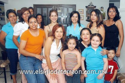 06082006 
Sandra Nevárez Ledesma en su despedida de soltera junto a sus amistades y fam}iliares