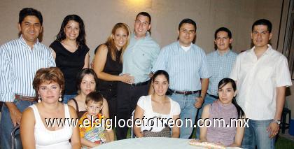 06082006 
Walter Contreras acompañado por un grupo de amigos con quienes celebró su cumpleaños.