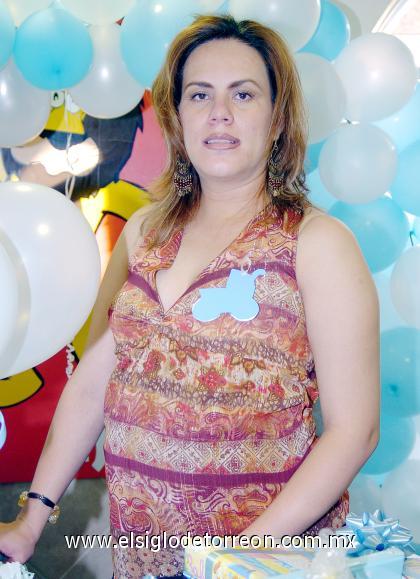 06082006 
Lourdes Suárez de López recibió felicitaciones en su fiesta de canastilla.