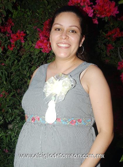06082006 
Mary Arias de Mota, captada en una fiesta de regalos que le prepararon sus familiares.