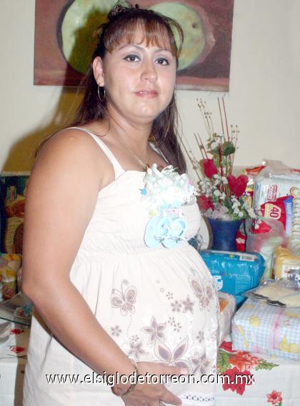 11082006 
 Aracely Pérez de Ávalos disfrutí de una fiesta de canastilla