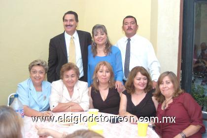 14082006

Enrique y Blanca, Idalia, Magdalena, Cecilia, la tía Amparo y la tía Yoya.