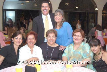 14082006

María Elena de Márquez, María Elena del Bosque, Lupe de A., María Rosa de Meléndez y Ana Barrera junto a los festejados.