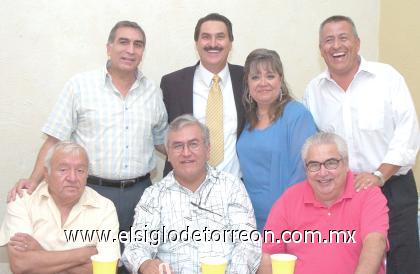14082006

Miguel Ángel Barrera, Gabriel Wong, Armando Castillo, Hugo Martínez y José Márquez acompañan a los felices esposos.