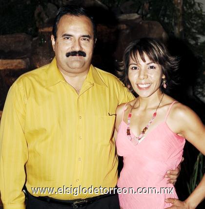 13082006 
El festejado, Ignacio Salcido junto a su esposa, Perla Macías de Salcido.