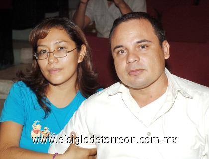13082006 
Paola Blacio y Felipe Atayde.