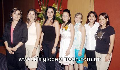 13082006 
Ana Laura Villalobos Viesca junto a un grupo de amistades durante su fiesta de despedida.