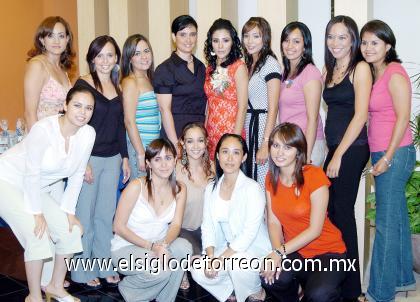 13082006
Diana Hernández Rosales con un grupo de amistades en su fiesta de despedida.