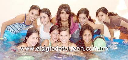 13082006 
Sofía en compañía de sus amigas.