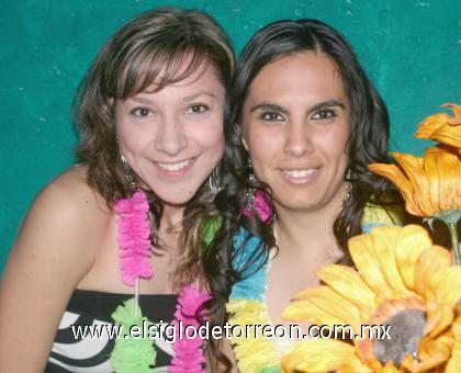 13082006 
Bernardet Godoy Guzmán en compañía de Cinthia Romero, quien le organizó una despedida de soltera.
